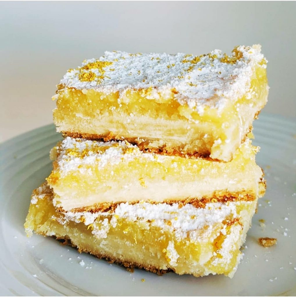 These Lemon Bars make the perfect spring or summer treat! | Pass Your Plates
